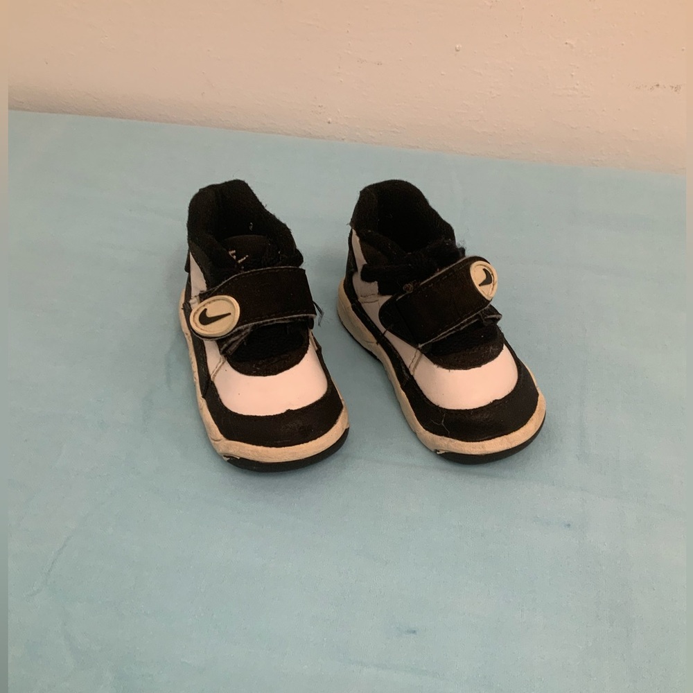 Kids Black and White Nike Shoes SIZE 3. 9cm